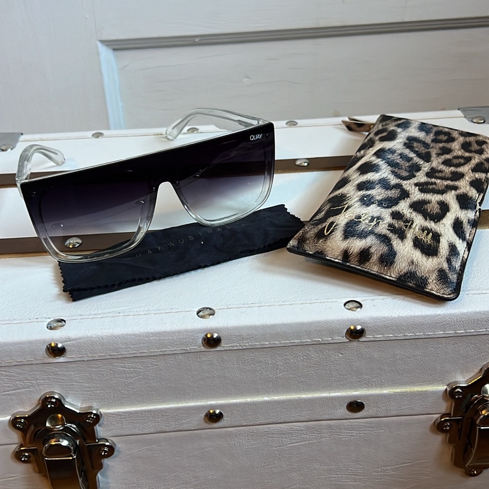 Quay Australia Sunglasses - Ombré black to clear lens